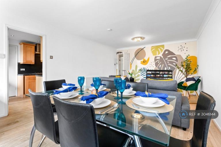 2 bedroom flat in Rutland Place, Bushey, WD23 (2 bed) (#3046144)