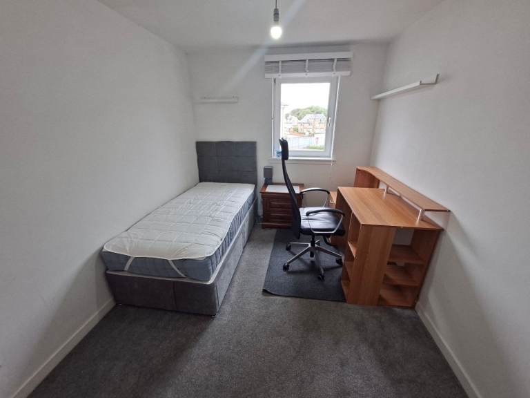 Professionals - flatshare contact Farrukh, furnished single bedroom, Chesser Crescent - Gorgie
