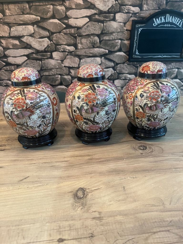 Set of 3 Beautiful chinese oriental Qianlong style Lidded Ginger Jars with stands