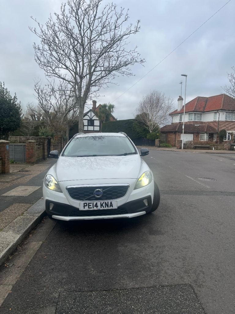 Volvo V40 Cross Country (2014)  1.6 D2 Lux Automatic Euro 5 (s/s) 5dr – Automatic – White