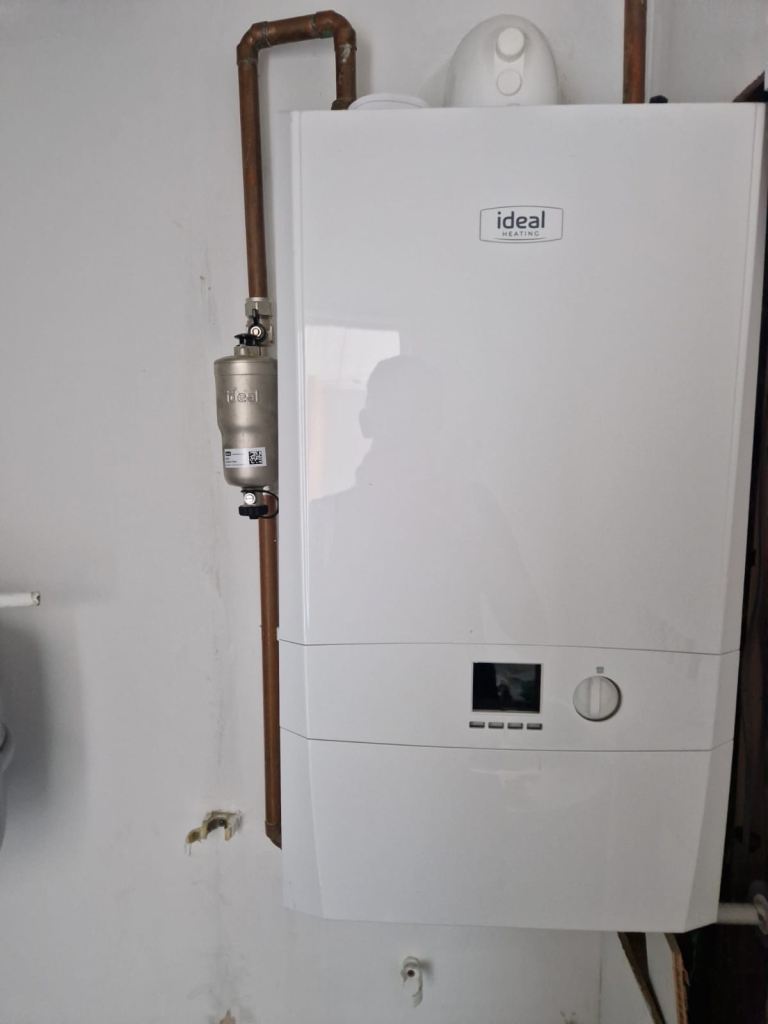 Ideal Logic Max Heat2 H30 Boiler – White, Good Condition
