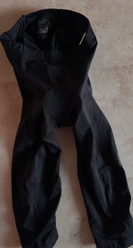 Ladies black padded 3/4 cycling leggings by Gore Wear. Size 8