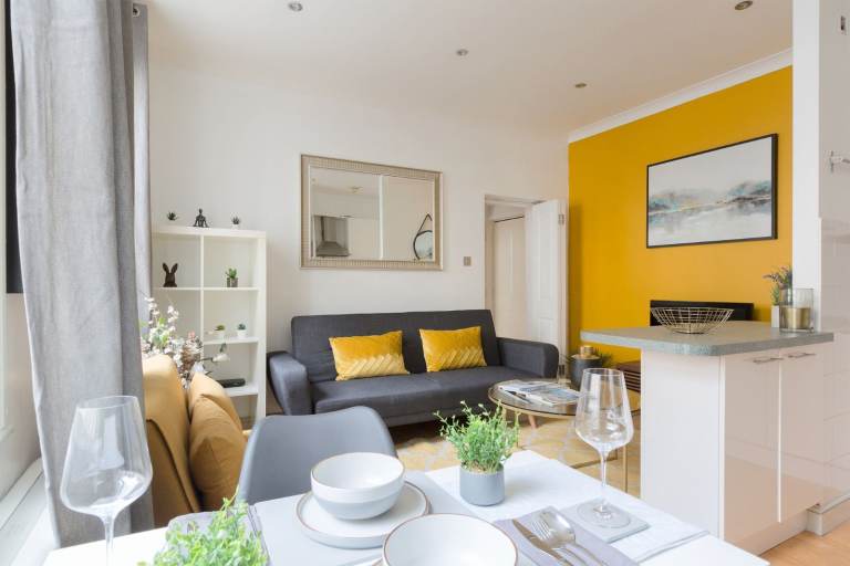 🏙️ Modern 1-Bed w/ Big Windows | Long-term | Company Lets Welcome – Spitalfields E1
