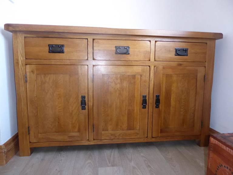 ** Reduced for quick sale**     Sideboard, large solid oak rustic sideboard