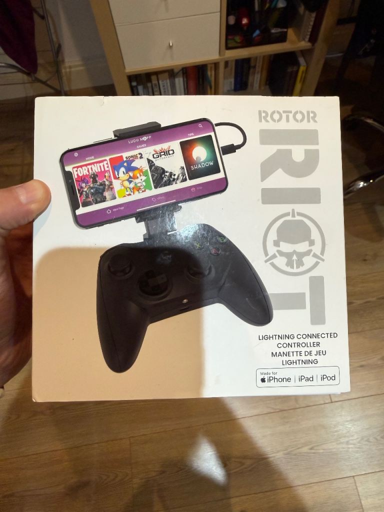 Mobile gaming controller 