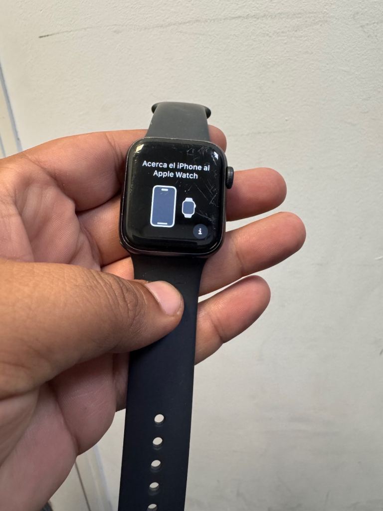 Apple watch SE 40mm Good working condition -scratches on screen 