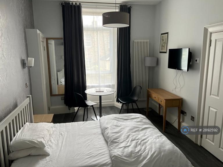 Studio flat in East Preston Street, Edinburgh, EH8 (#2892592)