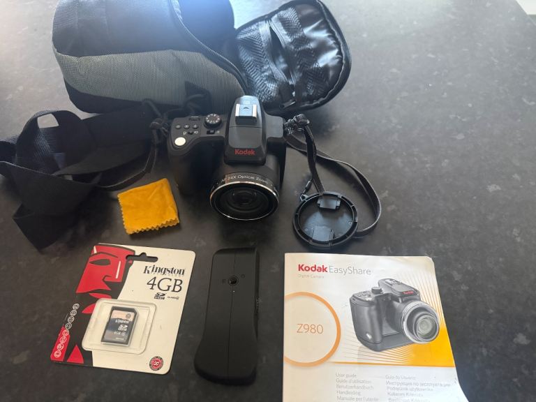 Kodak EasyShare Z980 Digital Camera with 4GB SD Card & Bag