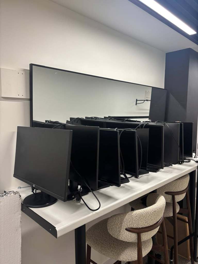 9 x Office Monitors – Dell, HP & Philips – Job Lot / Individual