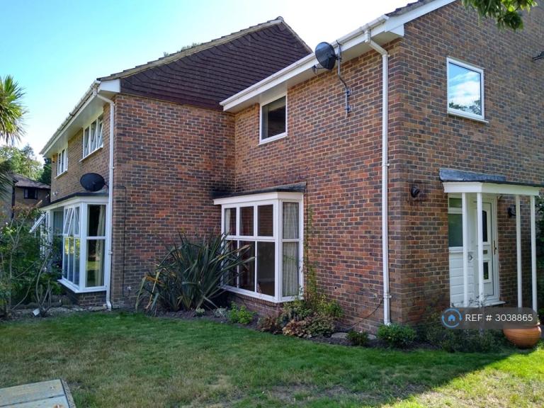 3 bedroom house in Wynton Grove, Walton-On-Thames, KT12 (3 bed) (#3038865)