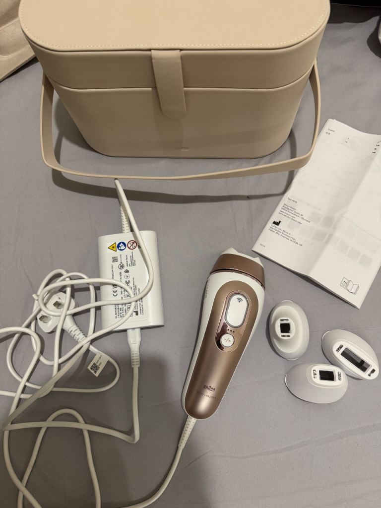 Braun IPL Skin i-expert Pro 7 PL7442 Smart IPL Hair Removal comes with a bag and a razor.