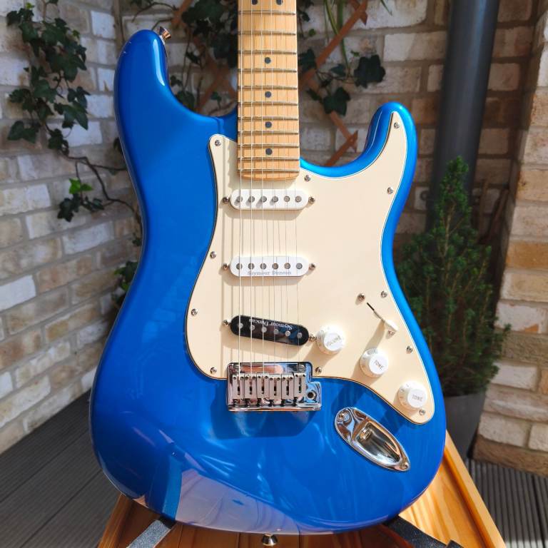 Fender USA American Series Stratocaster 2005 with Seymour Duncan pickups and hard case