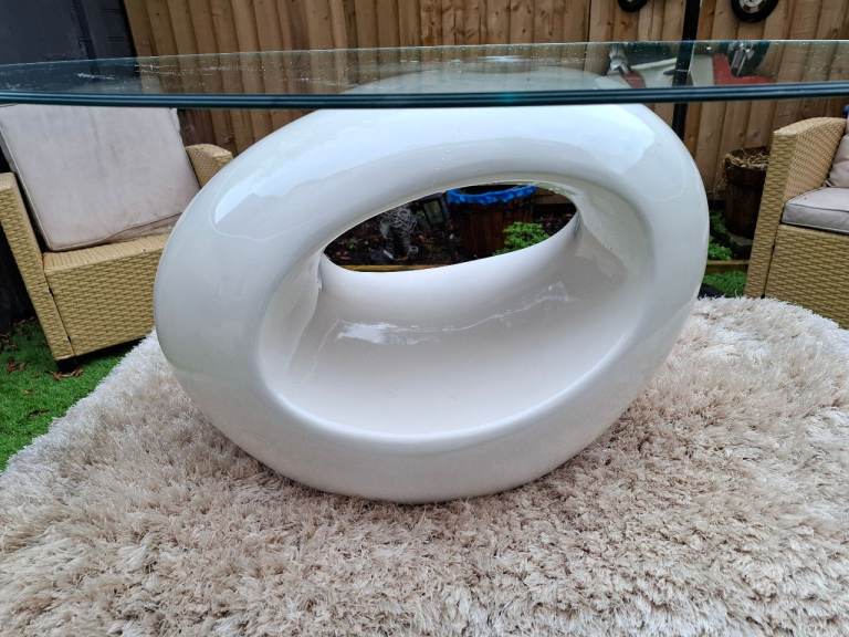 Stylish White vida xl  Coffee Table with oval Glass Top – Good Condition