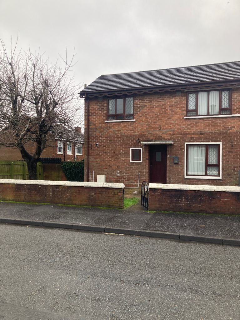 To rent 3 bedroom semi-detached house 