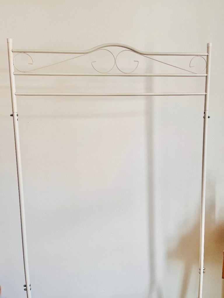 Cloth hanging rack 