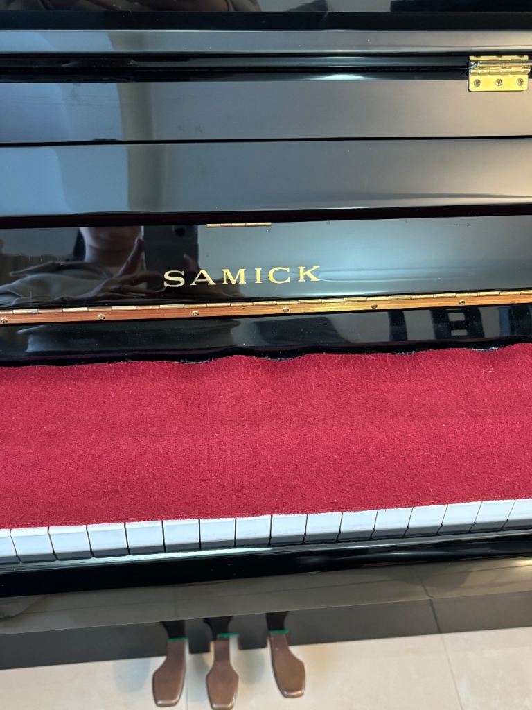 Samick black gloss piano