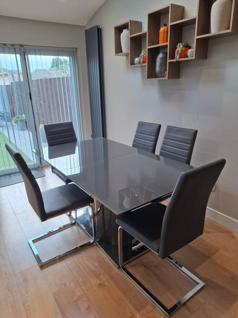 Dining table & 8 chairs 