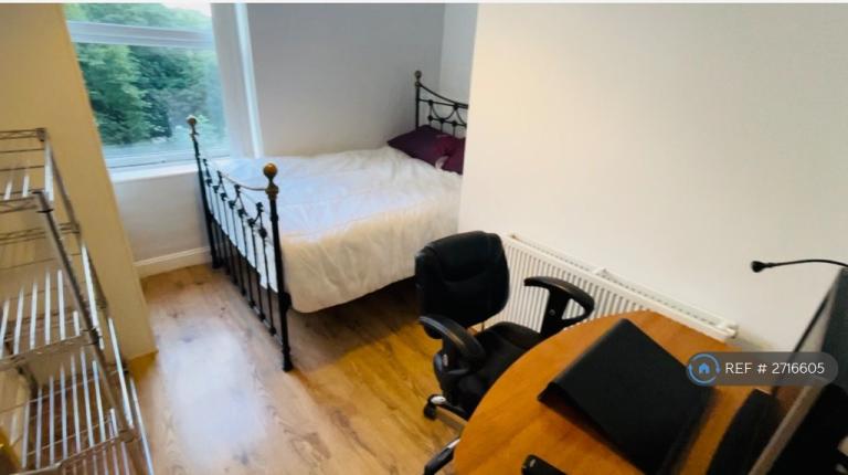 2 bedroom flat in Manchester Road, Huddersfield, HD4 (2 bed) (#2716605)