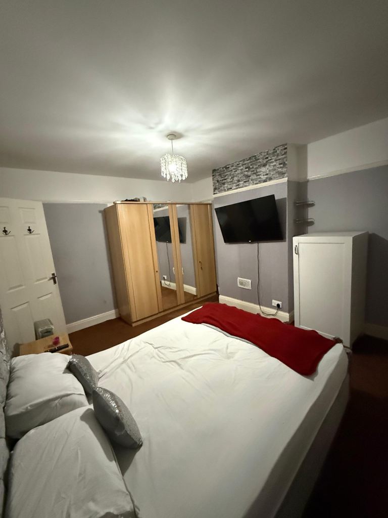 Double furnished room in M8 