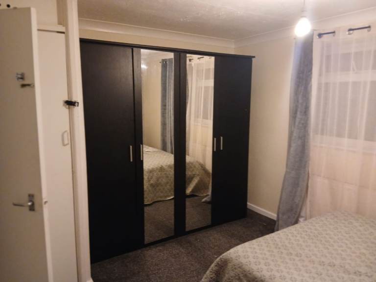 Double bed room to rent in Tipton