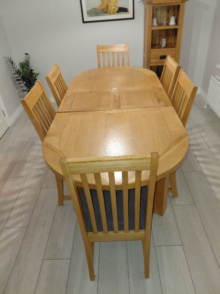 Beautiful oak dining table with 6 chairs