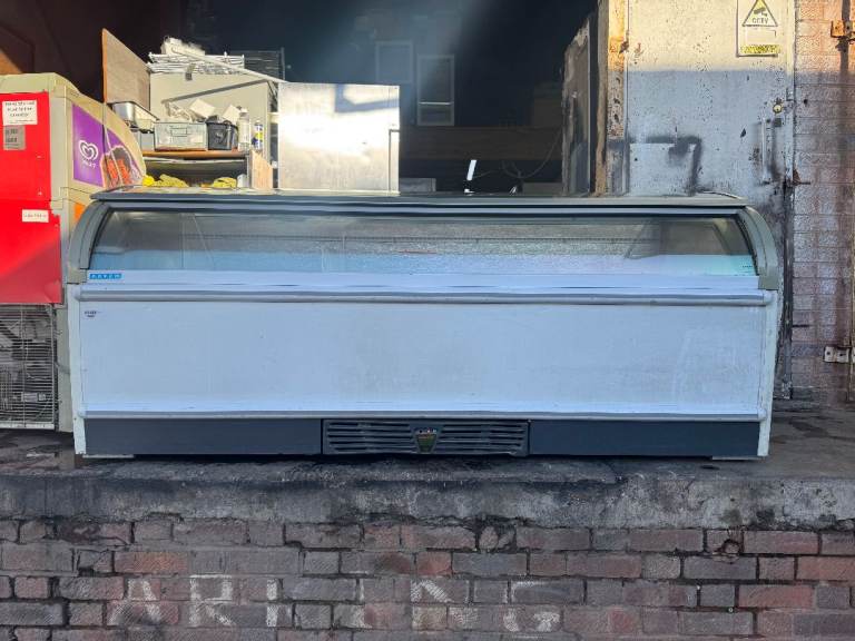 COMMERCIAL CHEST FREEZER- 2.2 METER /  ICE CREAM FREEZER- GOOD CONDITION