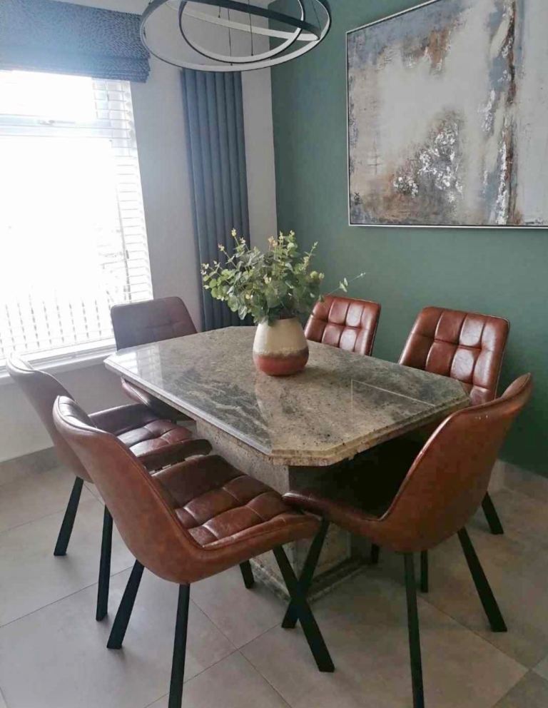 Dining Table with 6 Chairs – Excellent Condition