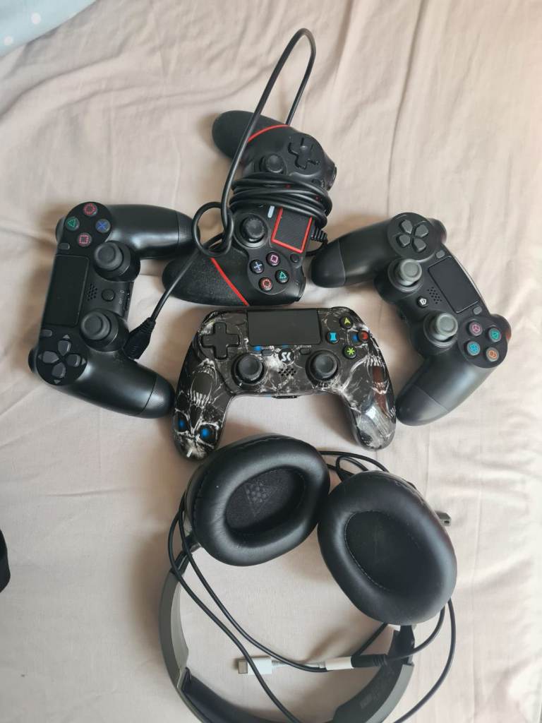 Ps4 controllers x 4 Free headset