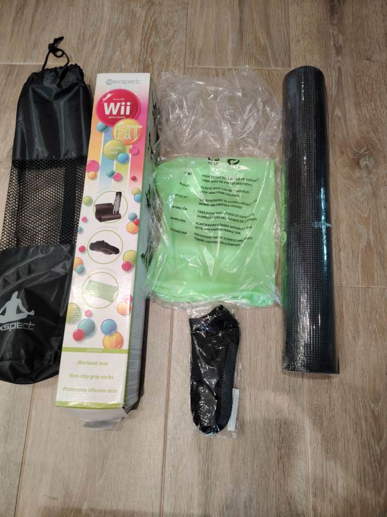 Wii Fit Starter Kit Premium Yoga Black Mat Fitted socks  Silicone Sleeve Green