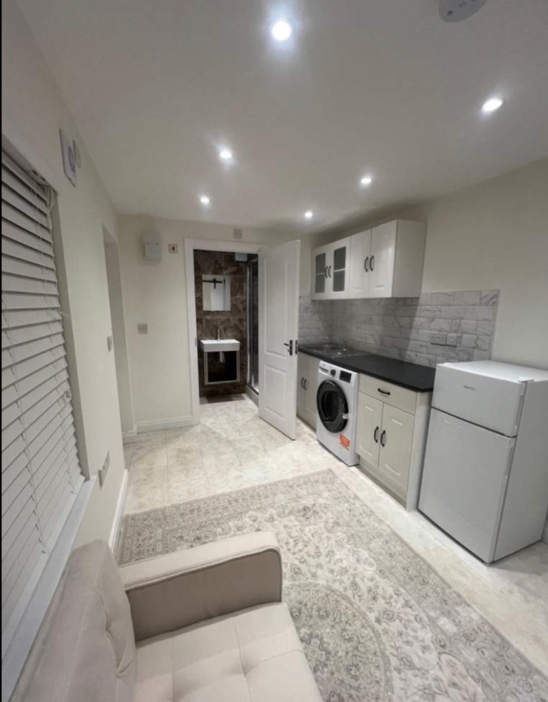 1-Bedroom Annexe | Furnished | Fitted Kitchen | Bills Included | Woodcock Dell Avenue, Harrow-HA3