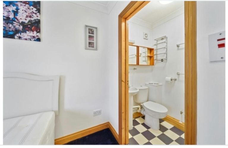 Double BEDROOM with en-suite 