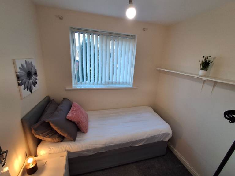 Small single room for rent 15 mins to city centre