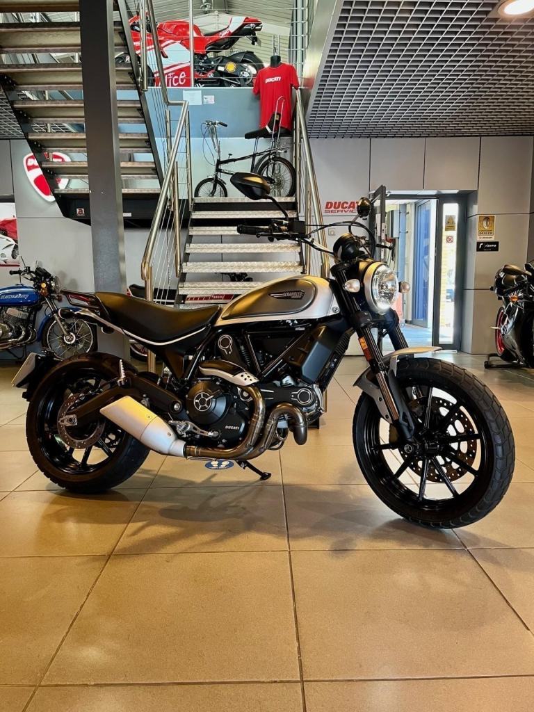 *SOLD* DUCATI SCRAMBLER 800 ICON 2017 - 1700 MILES ONLY - REAR RACK