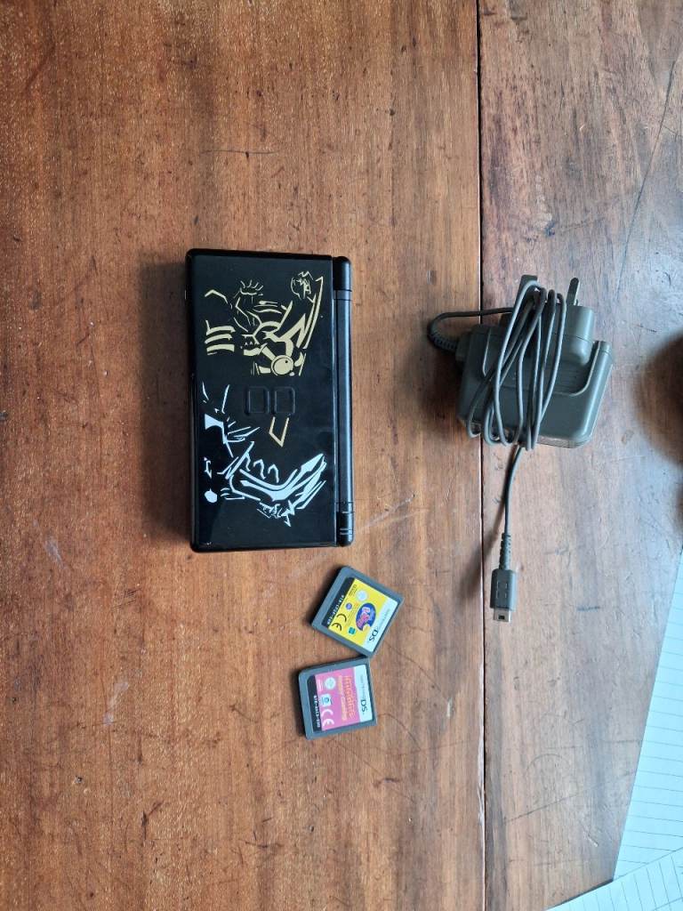 Ds lite for sale, comes with games and charger