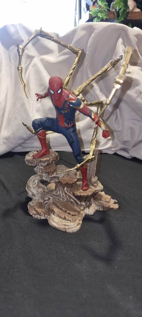 Diamond Select Toys Spider-Man/ Iron Spider Avengers :Infinity War Statue 9 inches tall-No box