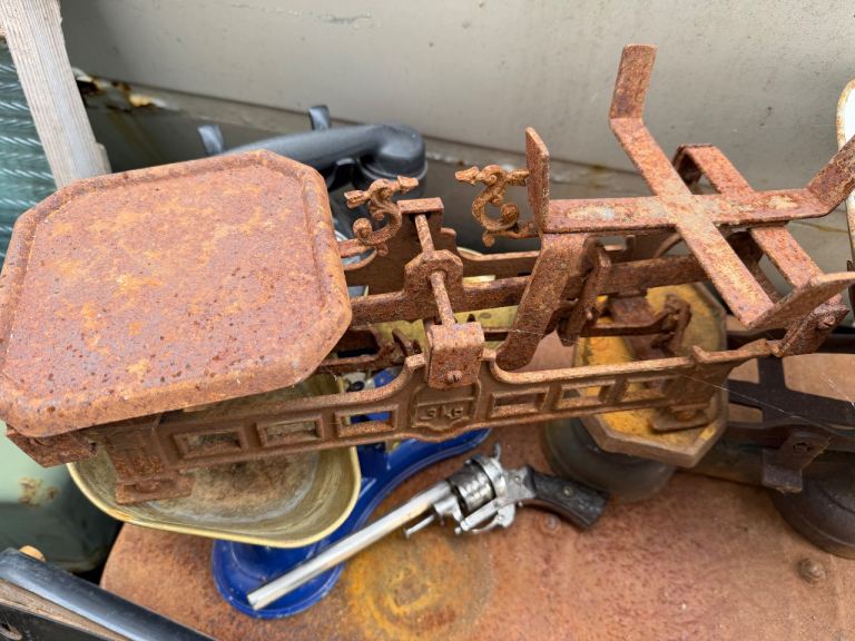 Vintage Rusty Metal Scales - 3kg Capacity