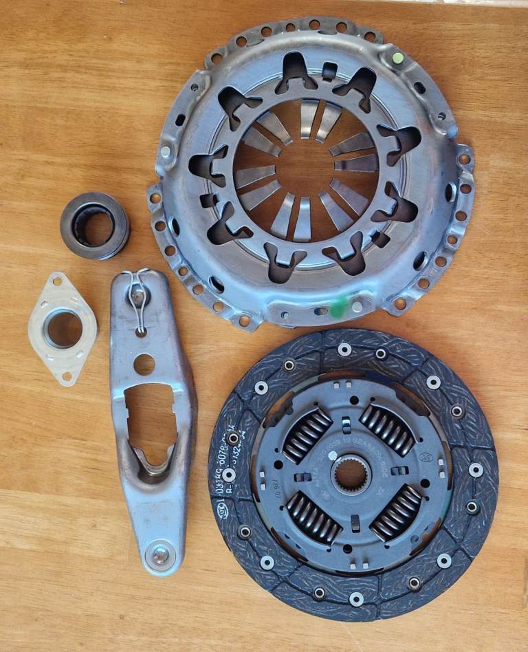 Schaeffler Luk Clutch Kit for VW Seat and Skoda. part number 620332200 New