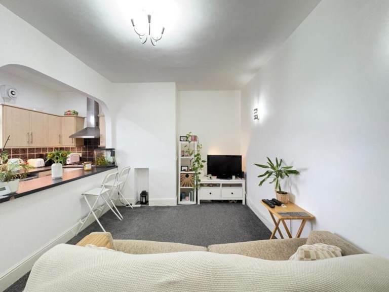 Beautiful 2 bedroom Modern Semi Detached House Available For Rent £900pcm WF12