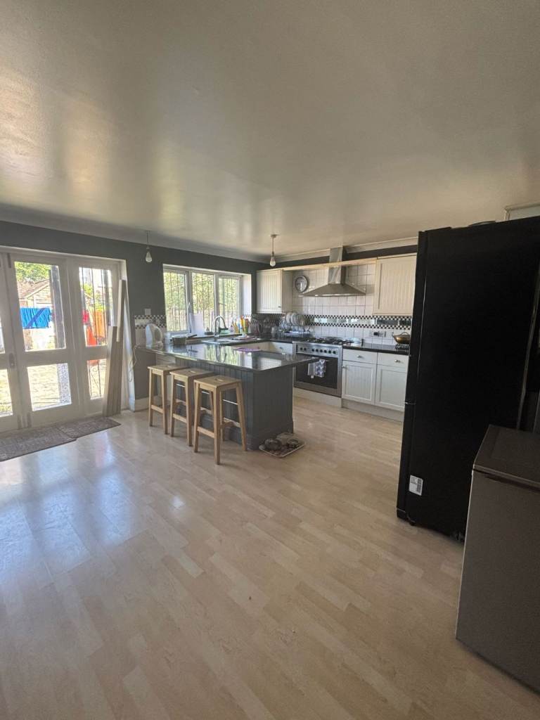 DOUBLE  ROOM  IN  ILFORD  AVAILABLE  ON  SEVEN  KINGS  ROAD  IG3 8DQ