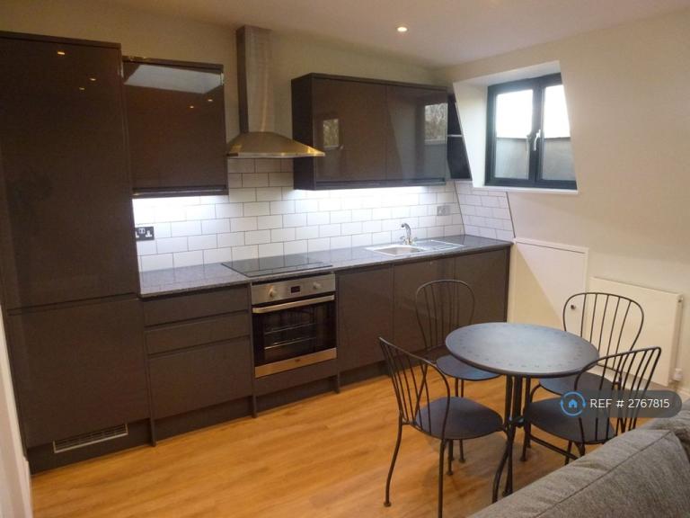 1 bedroom flat in Shepherds Bush Road, London, W6 (1 bed) (#2767815)