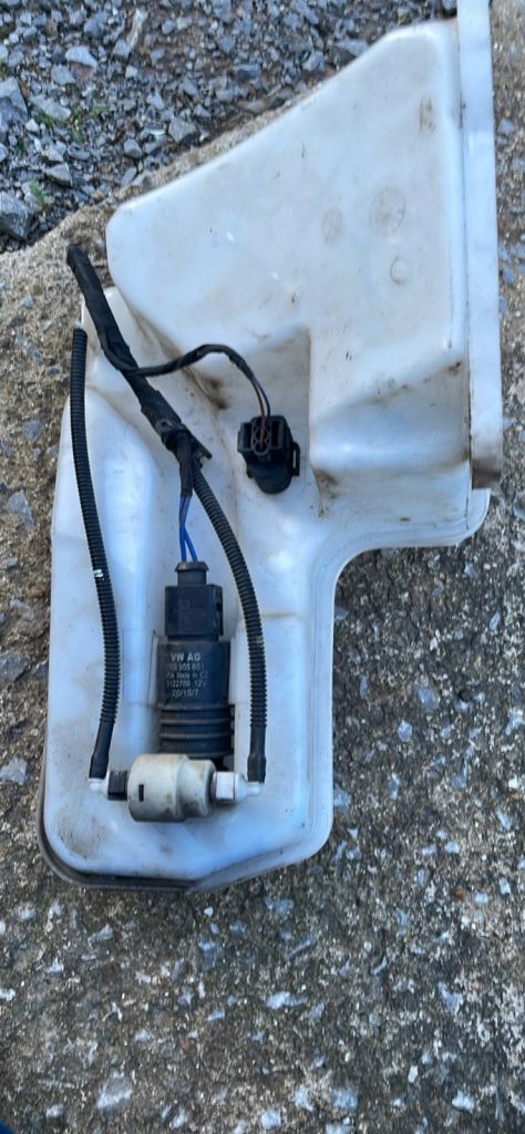 Audi a3 windscreen washer bottle