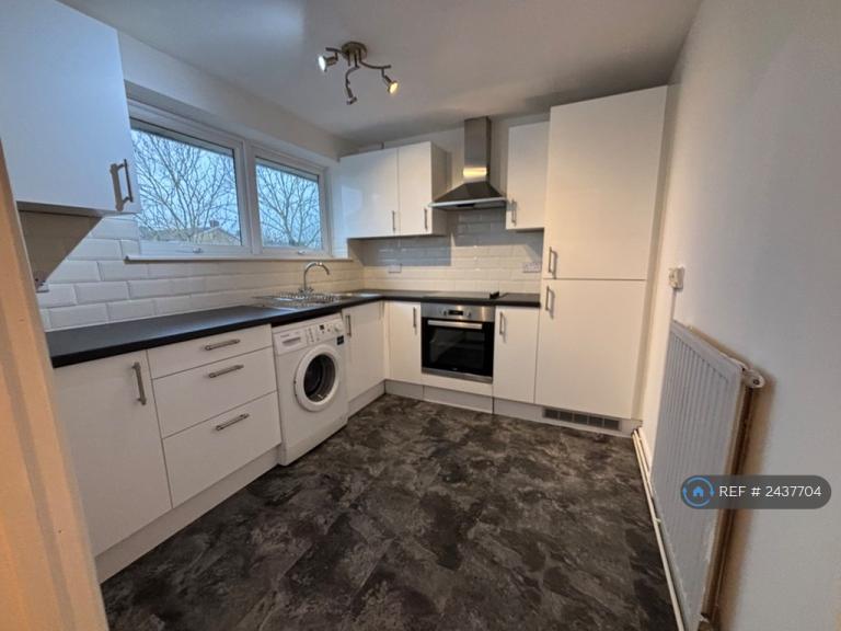 2 bedroom flat in Long Riding, Basildon, SS14 (2 bed) (#2437704)