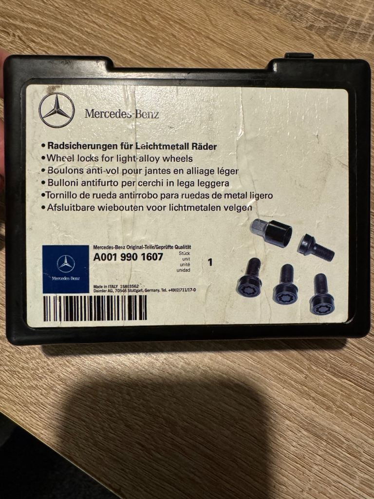 Genuine Mercedes locking wheel nut and full bolt set model W176