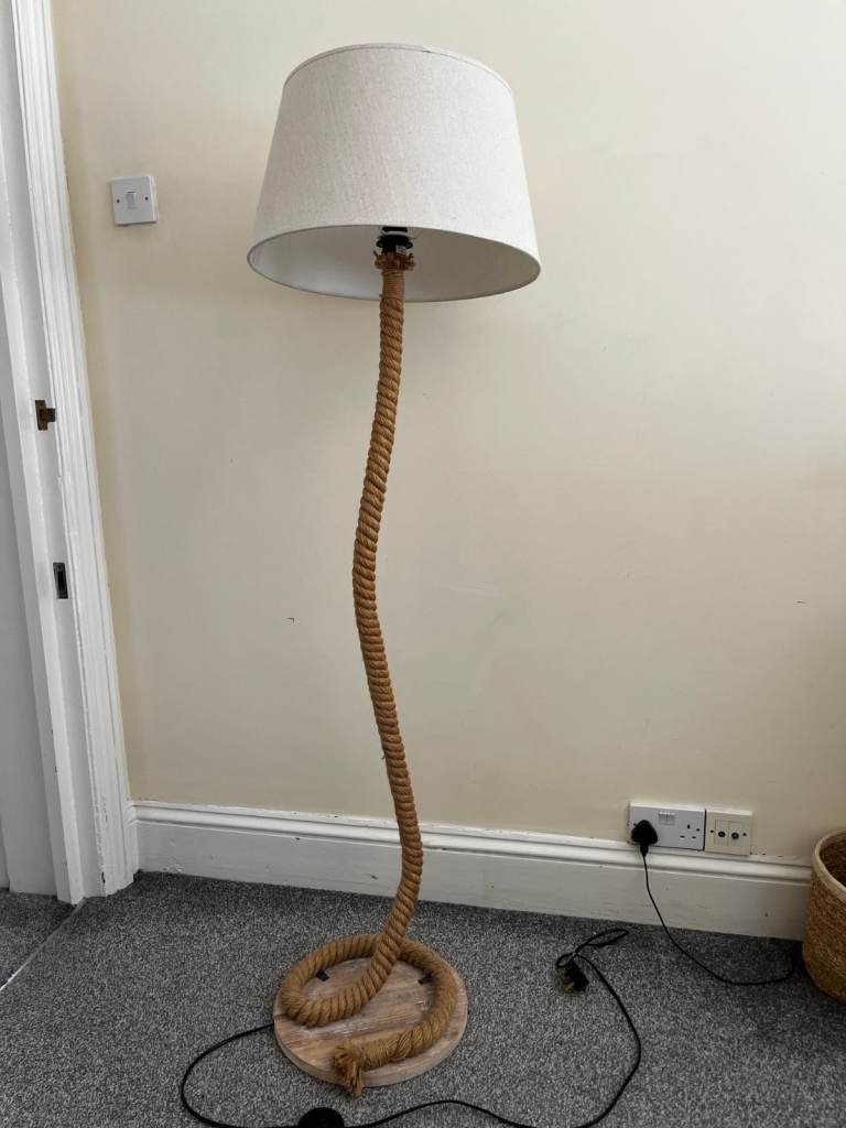 Lovely floor lamp in good condition