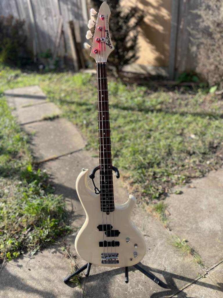 Aria pro ii Cat bass 1987 W/ Gotoh tuners Emg pickups, fishman preamp & recharge battery