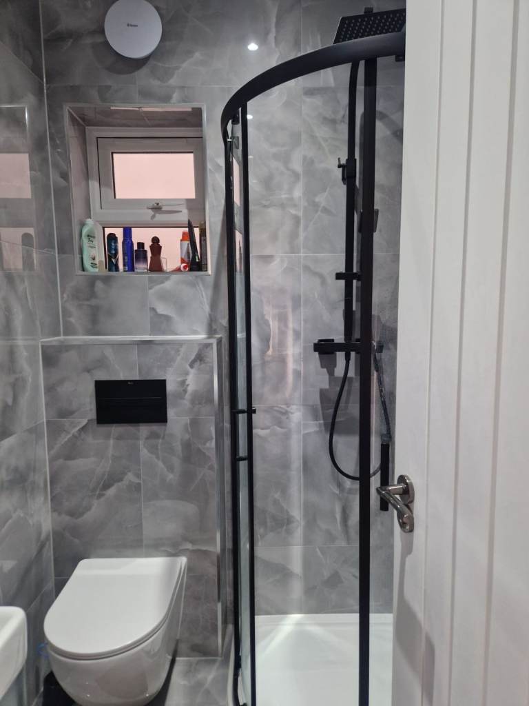 1 double rooms available in a very large house