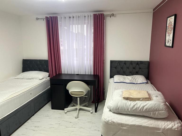 3 double bedrooms to share in SK3