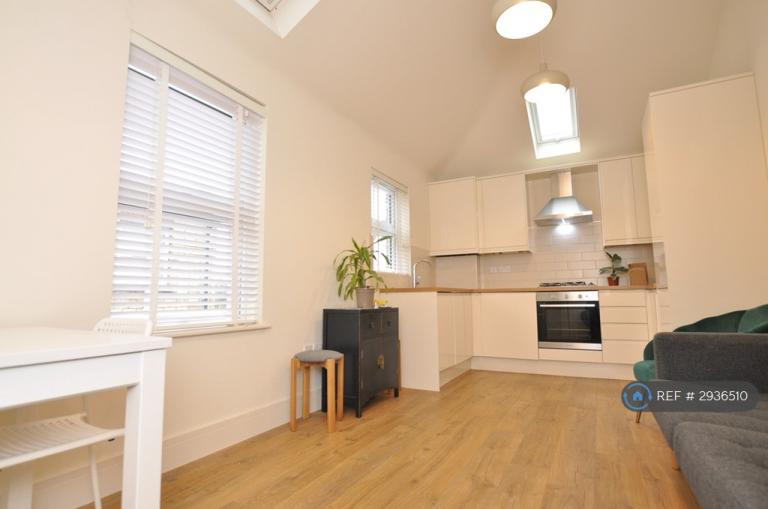 1 bedroom flat in High Road, London, N2 (1 bed) (#2936510)