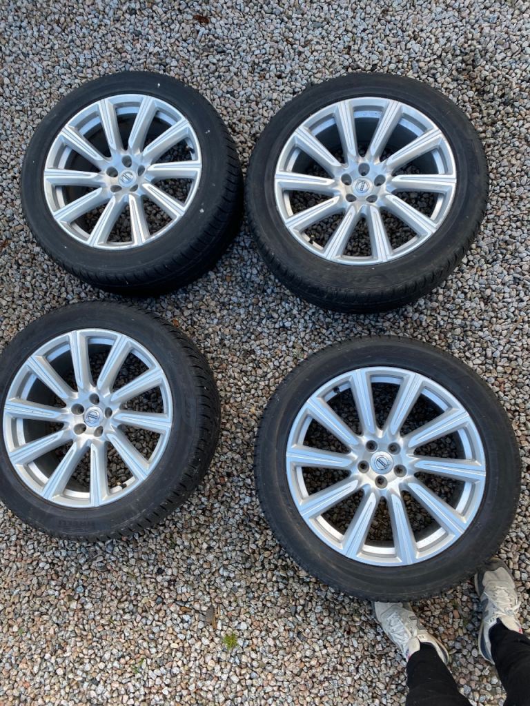 4 x Volvo Alloys with Pirelli Tyres
