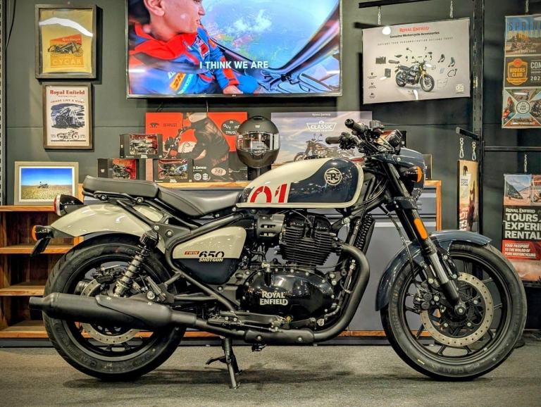 2025 ROYAL ENFIELD SHOTGUN 650 in Stencil White
